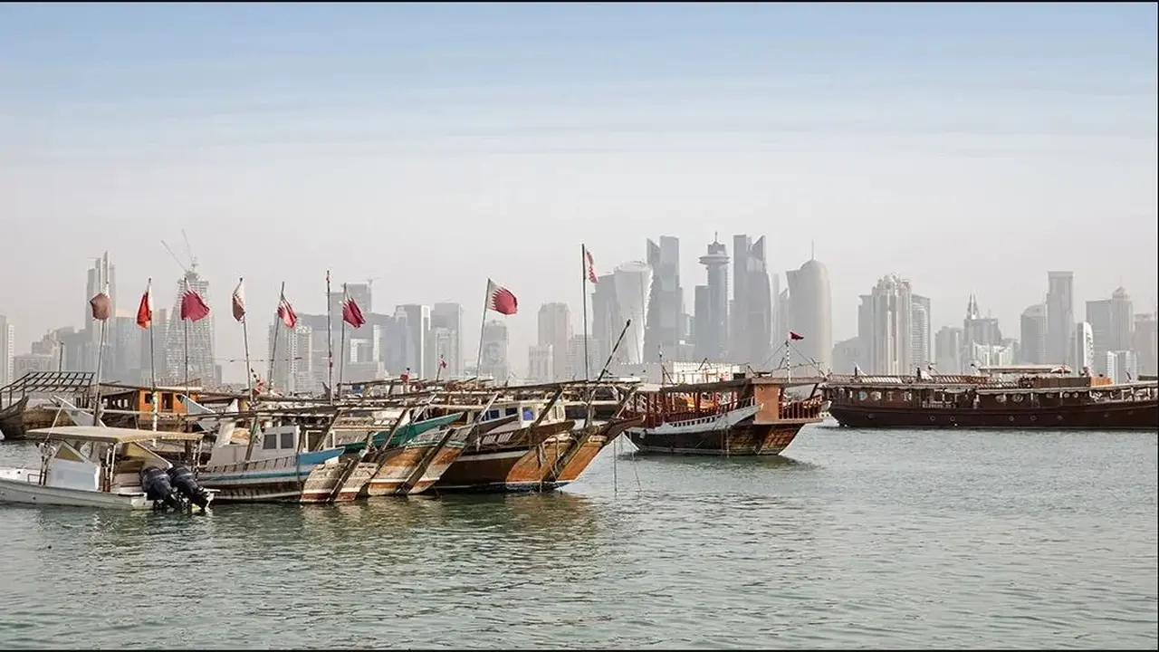 طقس حار نهاراً مع ظهور سحب متفرقة على السواحل وفي عرض البحر